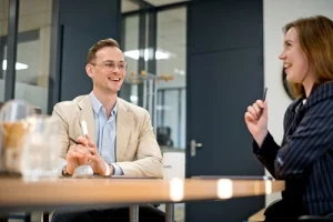 Afbeelding collegae Kontado in gesprek maak een afspraak boekhouding