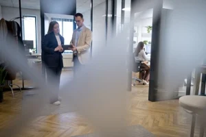 Afbeelding medewerkers Kontado staand in kantoor debiteurenadministratie crediteurenadministratie